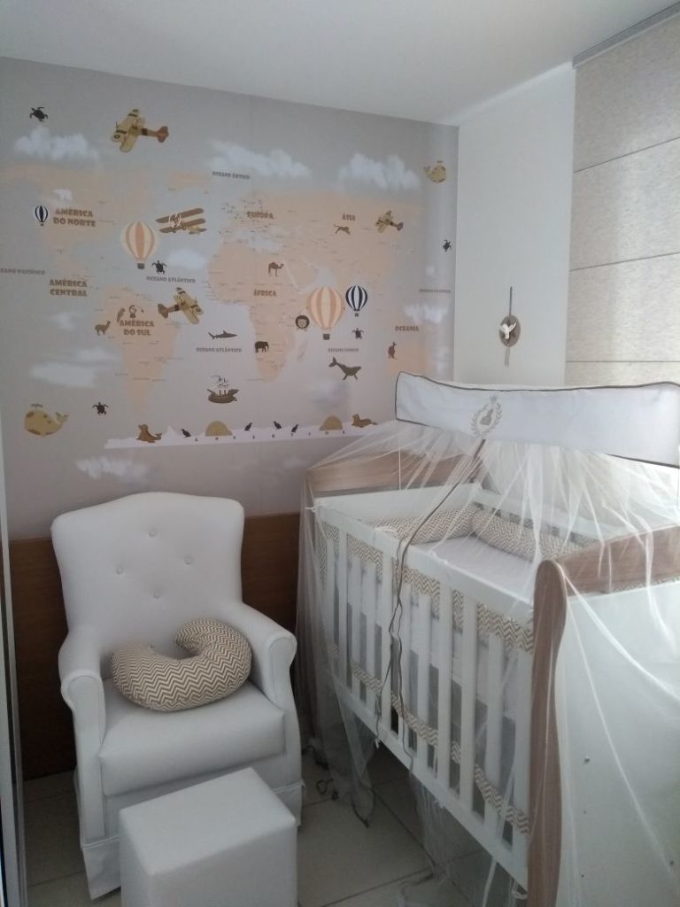 Papel de parede mapa mundi no quarto infantil, modelo 18-D4 com balões laranja e azul.