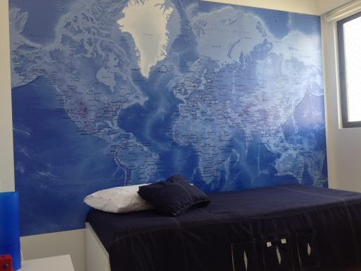 decoração para viajantes com mapa mundi em tons de azul
